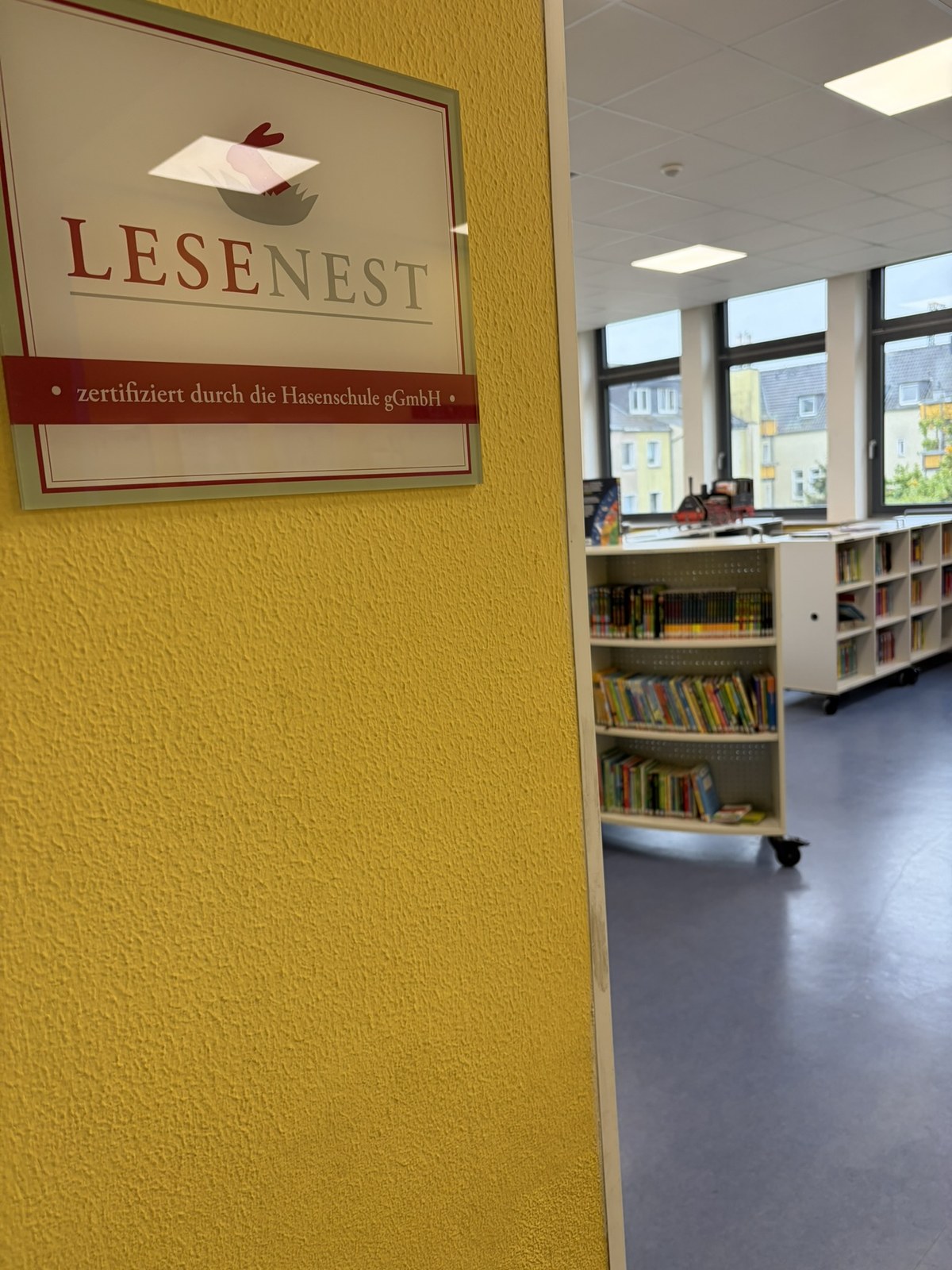 Eingang zur Schulbücherei mit dem Siegel Lesenest