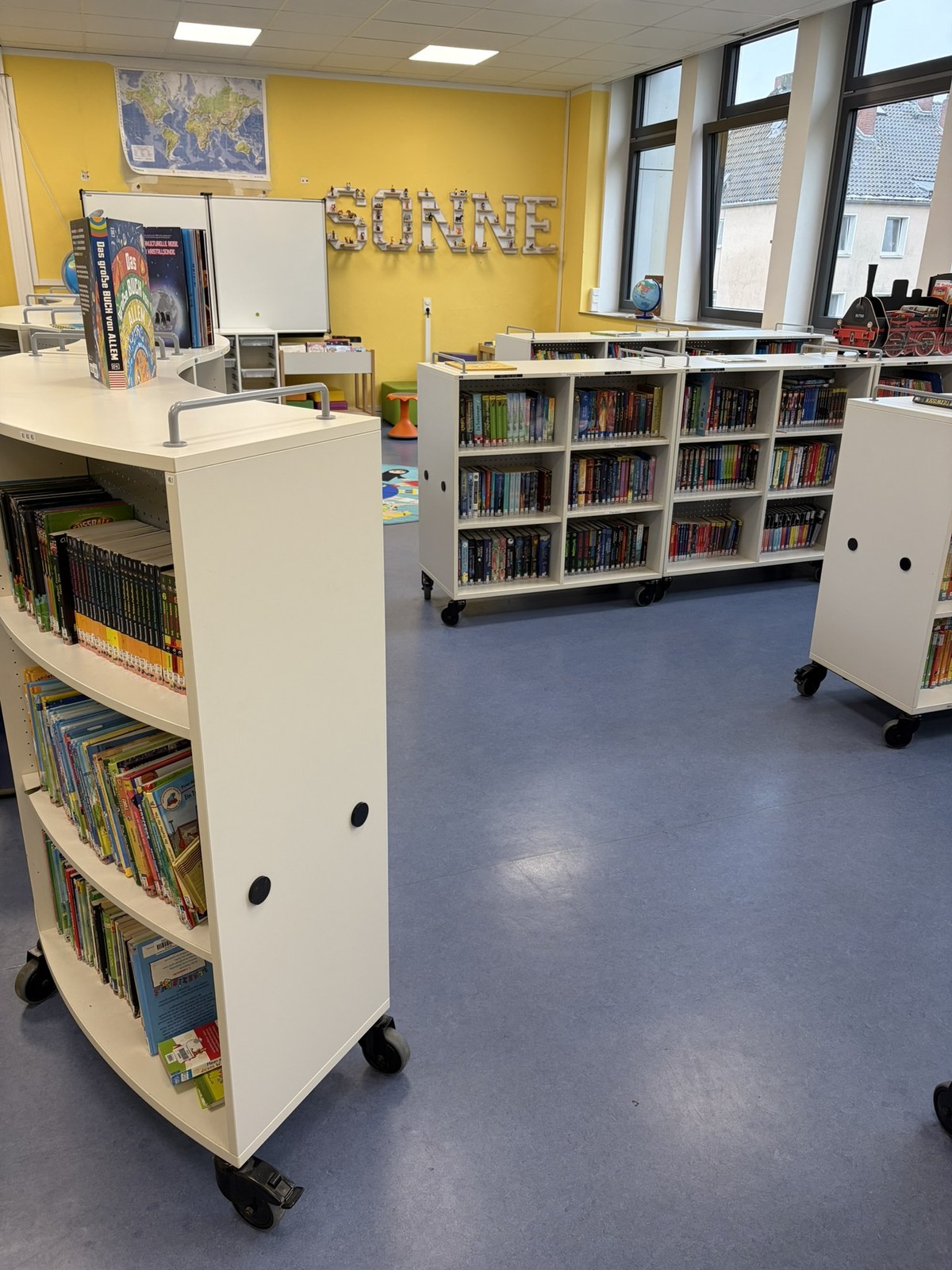 Heller Büchereiraum mit mobilen Bücherregalen