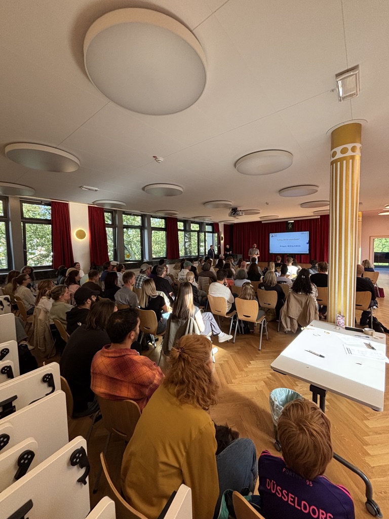Mitarbeitende des FGZ Sonnenstraße beim gemeinsamen Plenum in der Aula