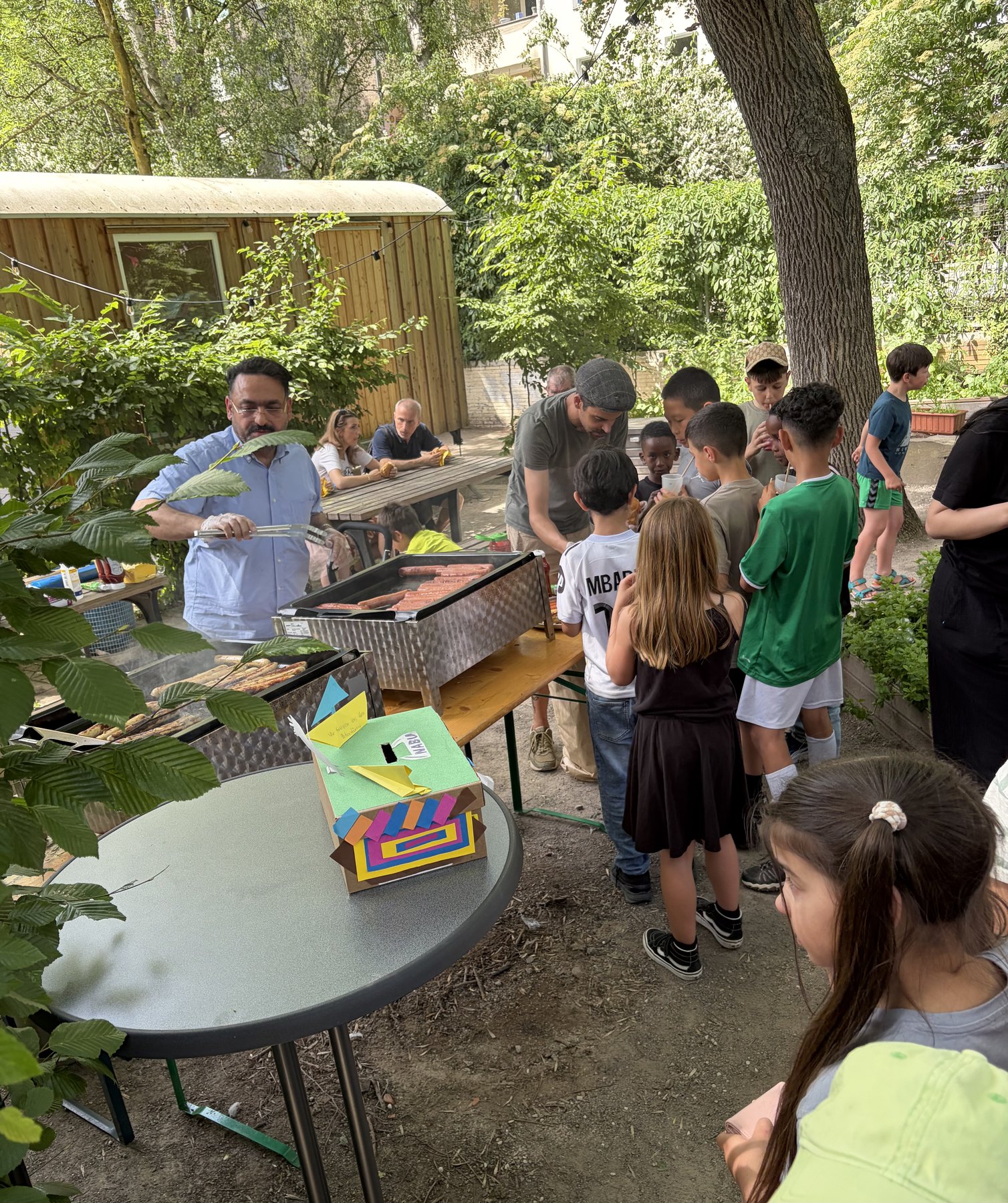 Kinder und Familien bei einem gemeinsamen Nachmittag im Schulgarten