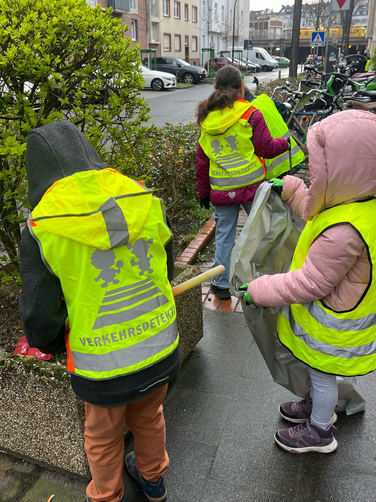 Kinder engagieren sich beim Dreck-weg-Tag im Stadtteil