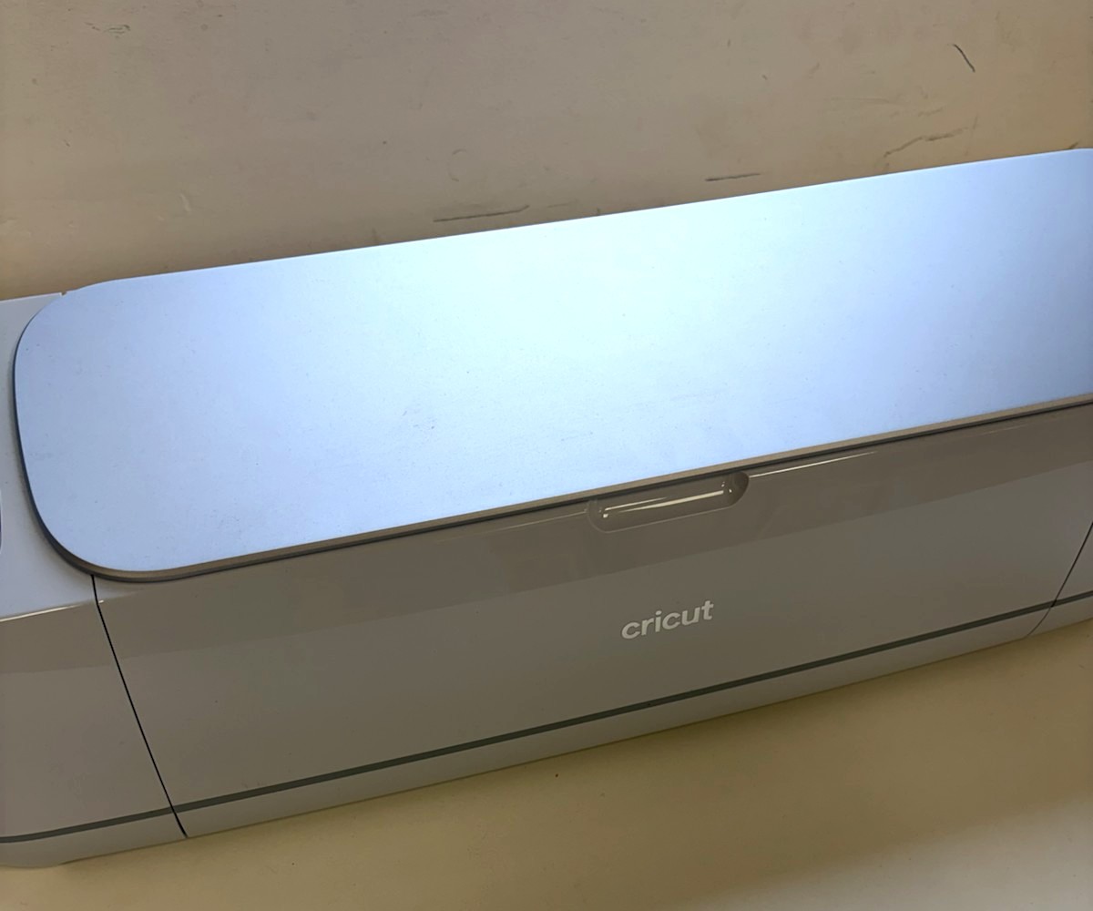 Großer digitaler Schneideplotter im MakerSpace