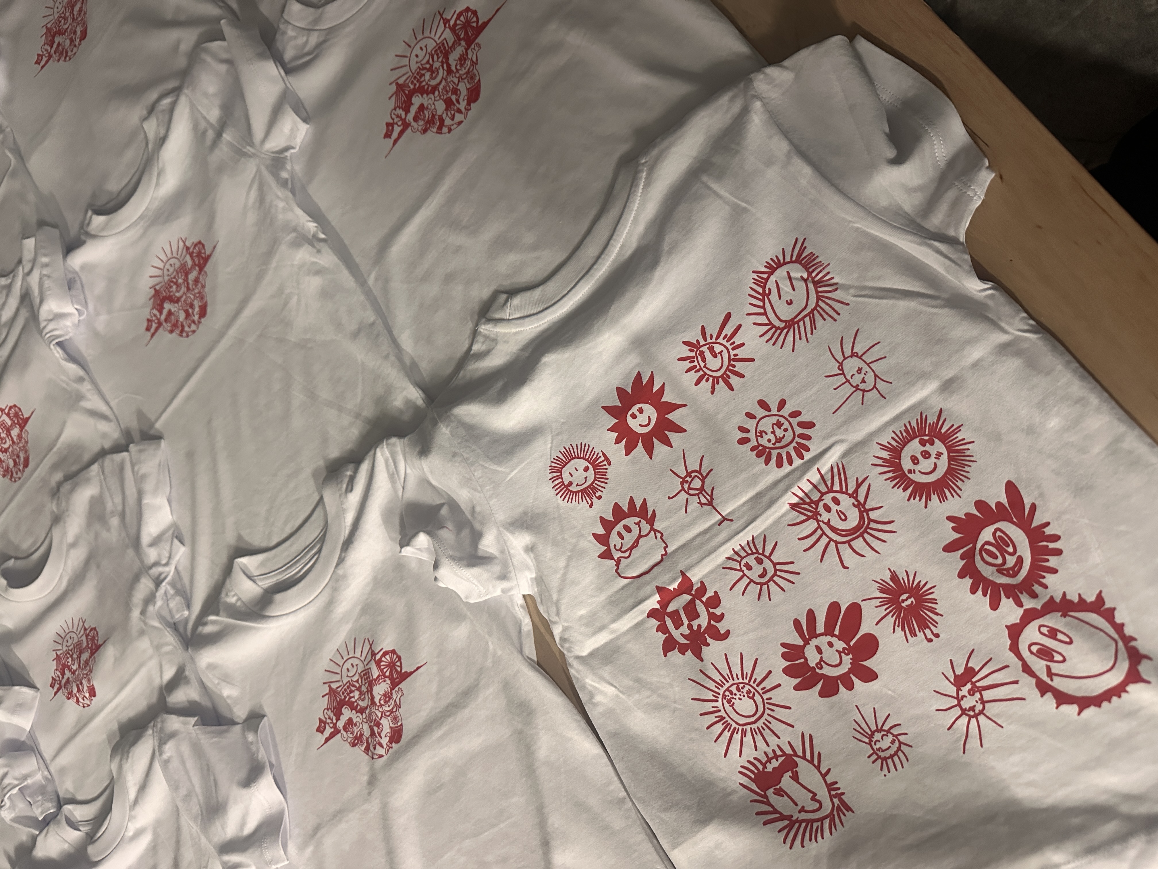 Weiße Sonnenstraßen-T-Shirts mit roten Sonnenmotiven